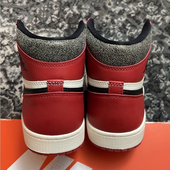Men’s size 9 Nike Air Jordan 1 retro high OG Lost & found top Chicago reimagined
